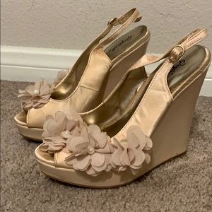 Qupid Cream Wedges w/ Flowers, Pearls - Size 7